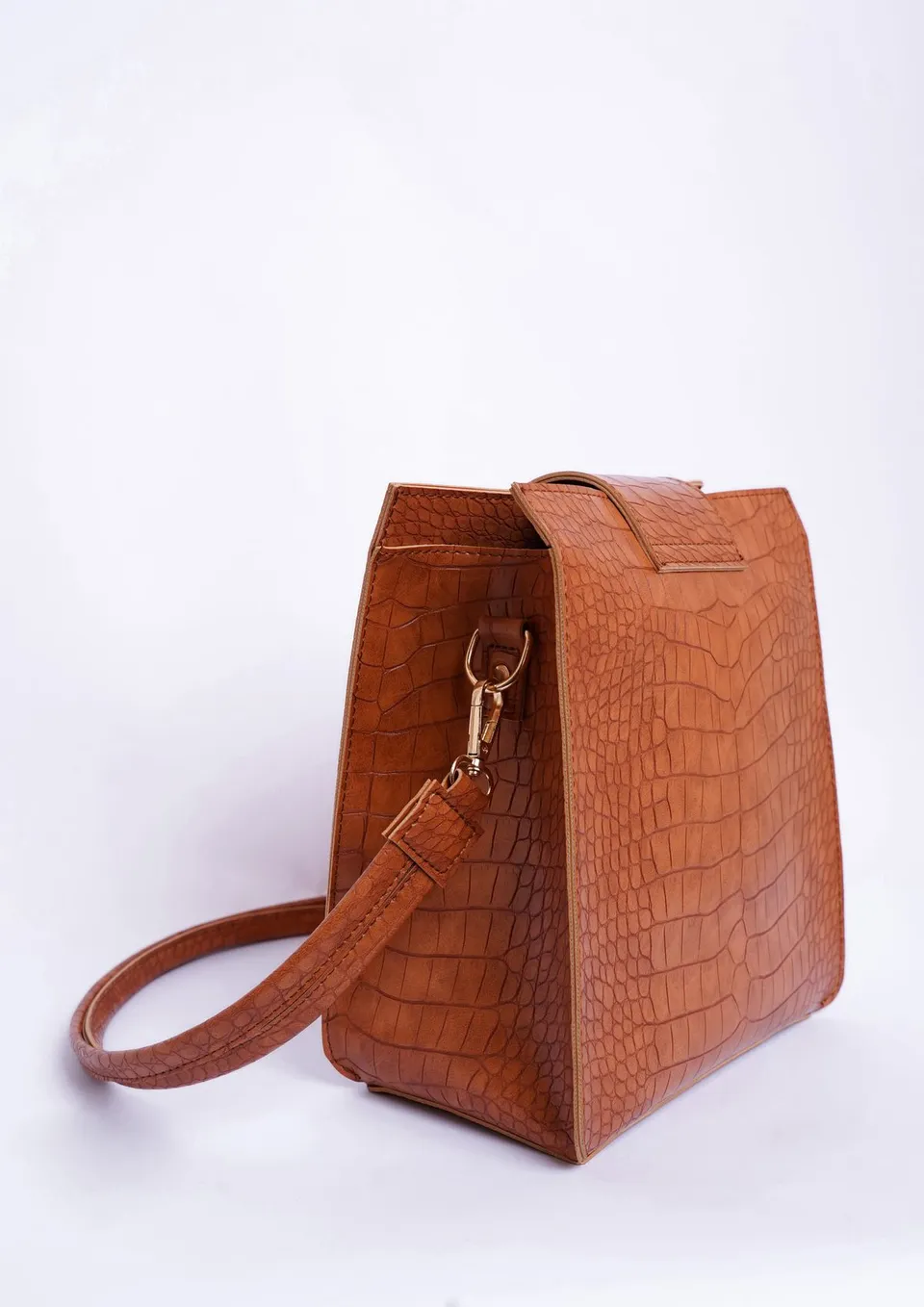 The everyday shoulder bag — illustrative photo