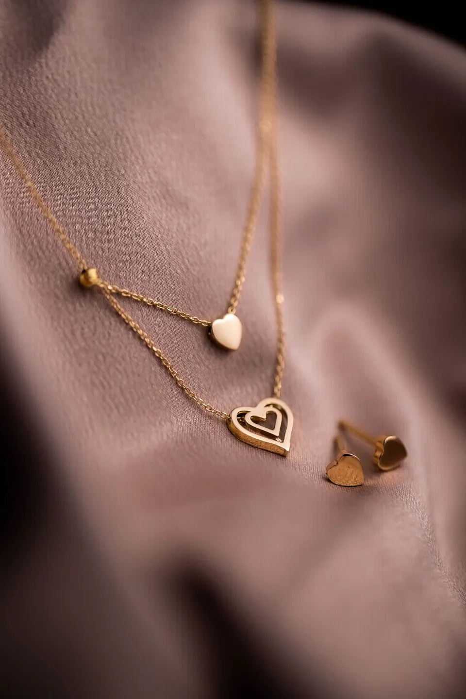 The little gold necklace — illustrative photo